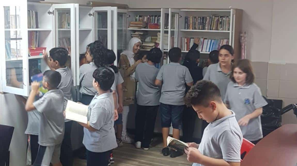 Türkçe öğretmenimiz İnci BAŞDAN öğrencileri ile kütüphanede.